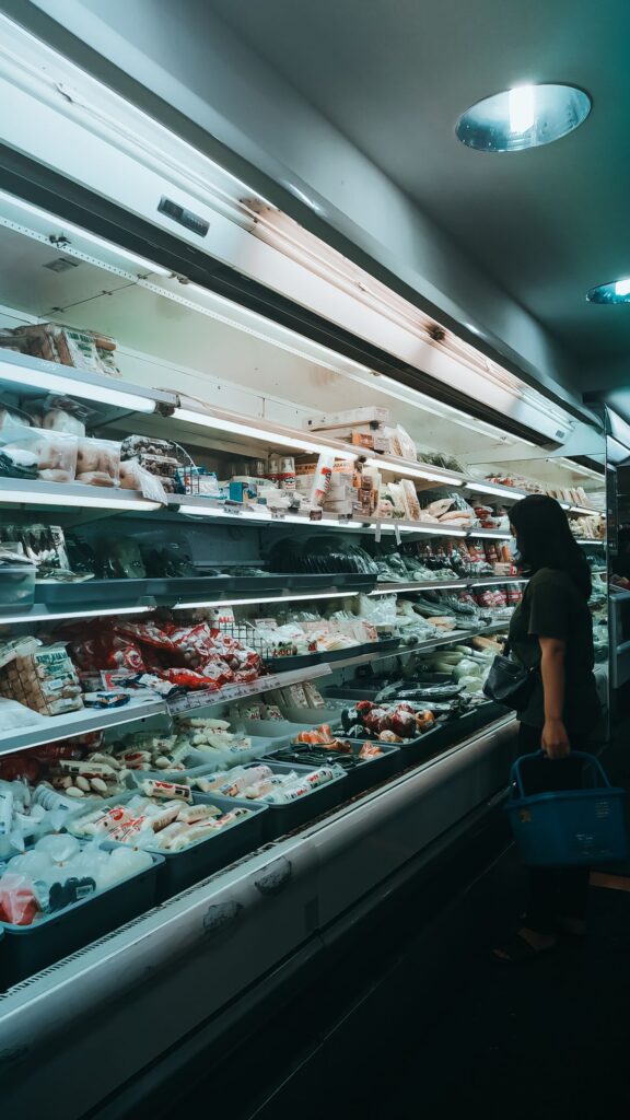 Ecommerce en gran consumo España: pasillo de supermercado con lineal de productos