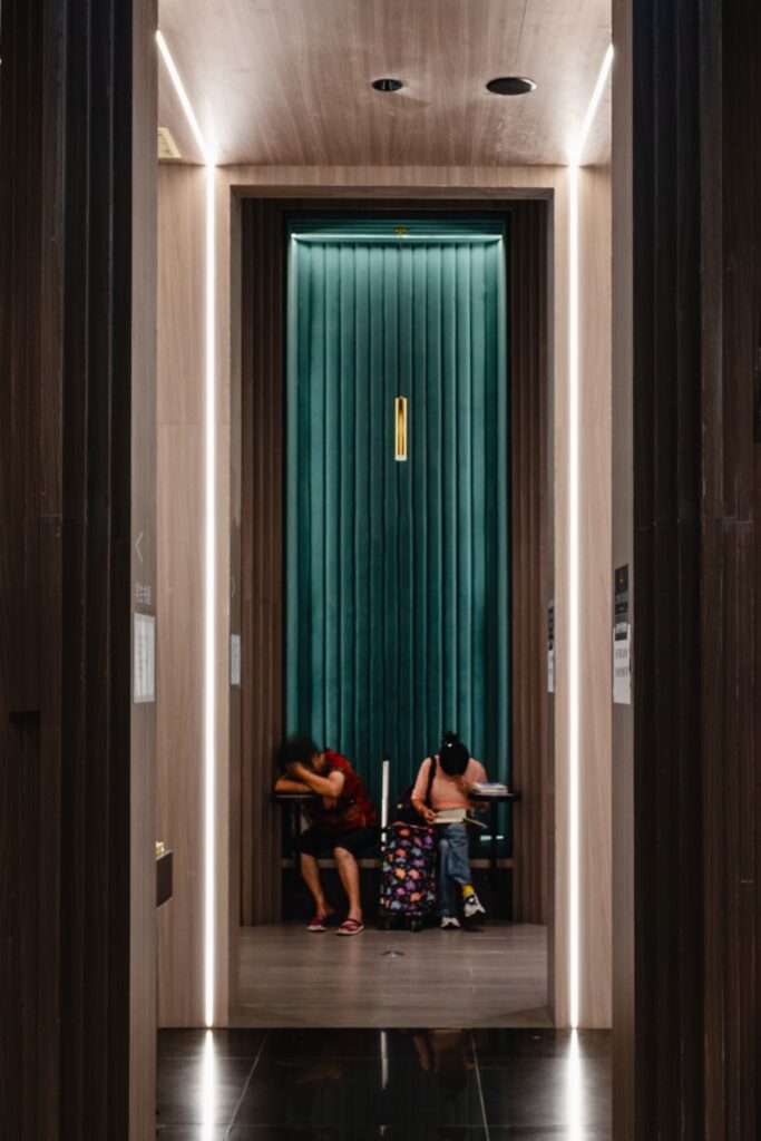 Interior cálido con paneles verdes de un restaurante o zona de hospitality y restauración