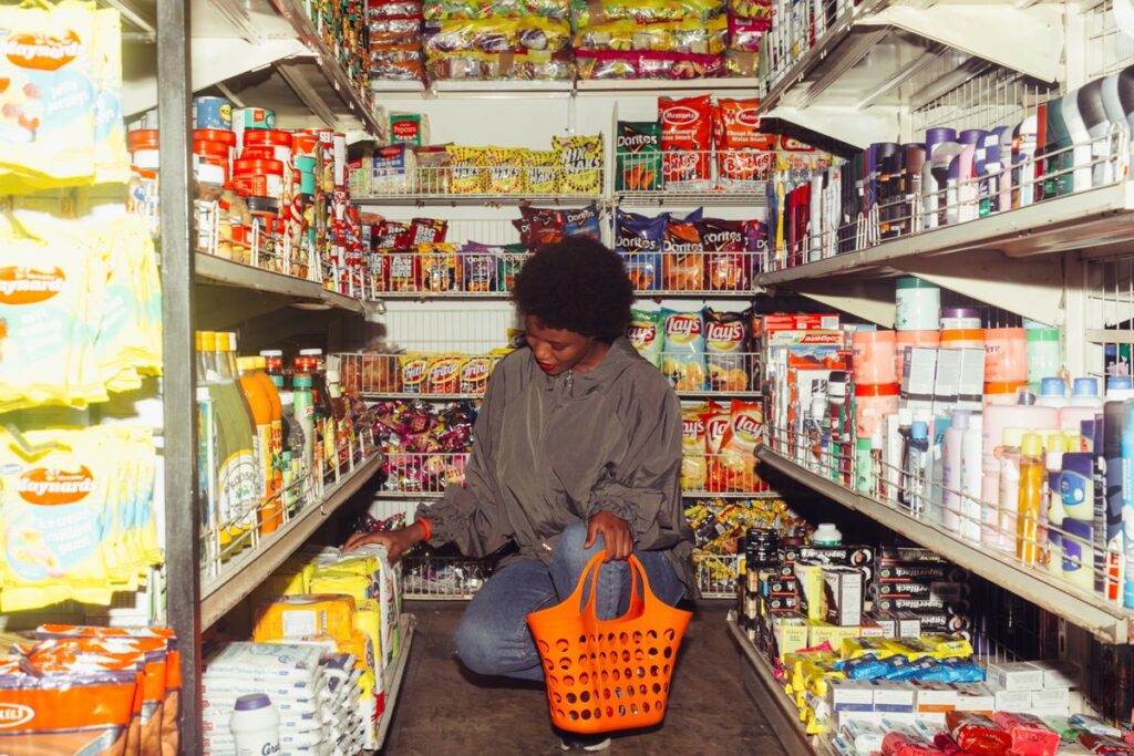 Persona reponiendo producto en los pasillos de un comercio de alimentación o gran consumo