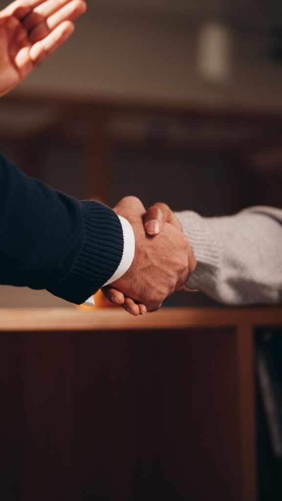 Apretón de manos cerrando un acuerdo de colaboración entre headhunter y empresa cliente