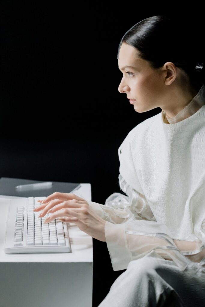 Mujer trabajando concentrada en su portátil, en referencia al proceso de executive search