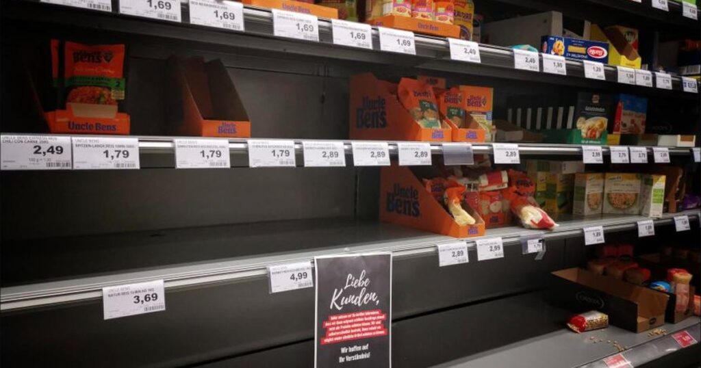 Lineal de supermercado con productos y precios, ilustrando el avance de la marca blanca en gran consumo