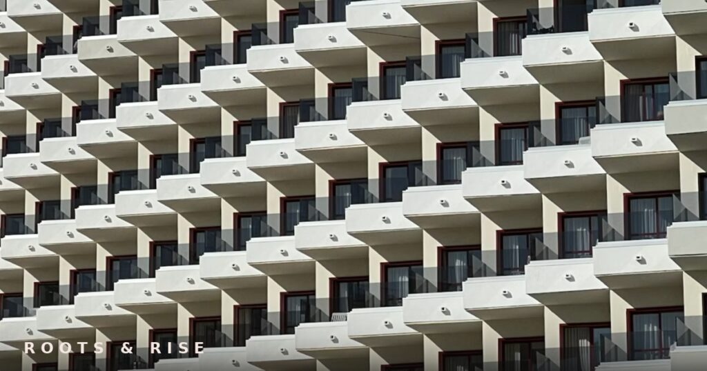 Fachada de un hotel en España con balcones en patrón zigzag, ilustrando el boom de inversión hotelera en 2026